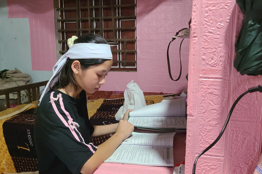 Dù sống trong nghịch cảnh nhưng ước mơ tới trường luôn cháy bỏng đối với chị em Quỳnh, Thương. 5-2.jpg