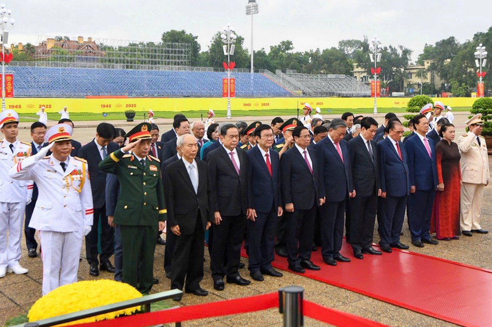 Lãnh đạo Đảng, Nhà nước vào Lăng viếng Chủ tịch Hồ Chí Minh, dâng hương tưởng niệm các anh hùng liệt sĩ - ảnh 2