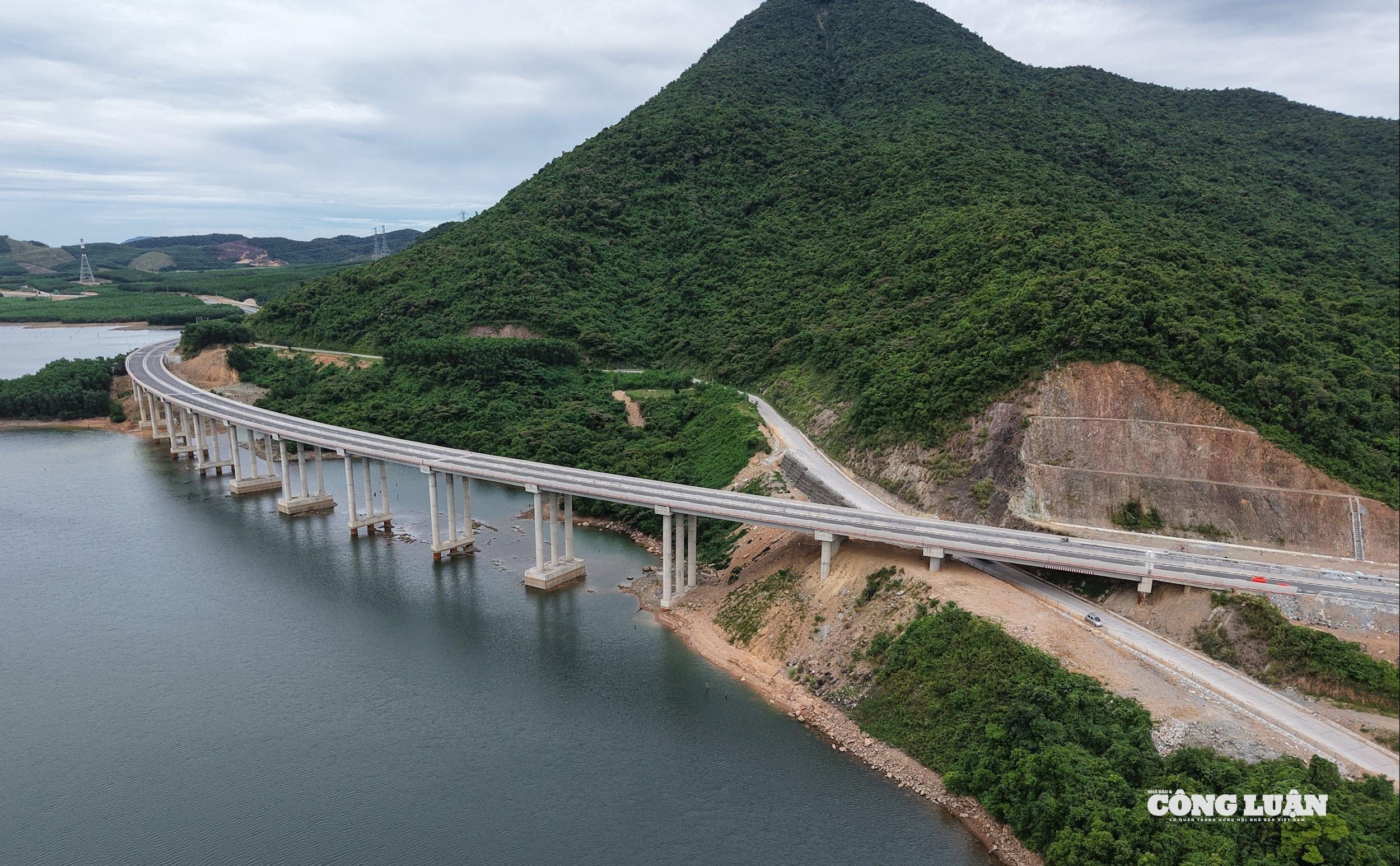 Theo đại diện đơn vị thi công, công trình cầu đi qua địa hình phức tạp, có những trụ cao tới hàng chục mét, điều kiện thi công rất vất vả.