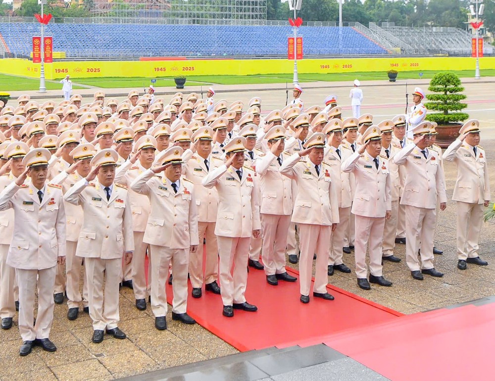 Lãnh đạo Đảng, Nhà nước vào Lăng viếng Chủ tịch Hồ Chí Minh, dâng hương tưởng niệm các anh hùng liệt sĩ - ảnh 3