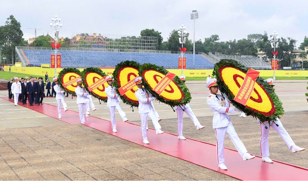Lãnh đạo Đảng, Nhà nước vào Lăng viếng Chủ tịch Hồ Chí Minh, dâng hương tưởng niệm các anh hùng liệt sĩ - ảnh 1