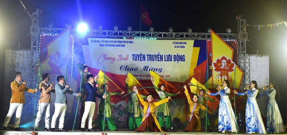 Đưa chương trình văn nghệ, chiếu phim lưu động về với miền núi, xã đảo - ảnh 2