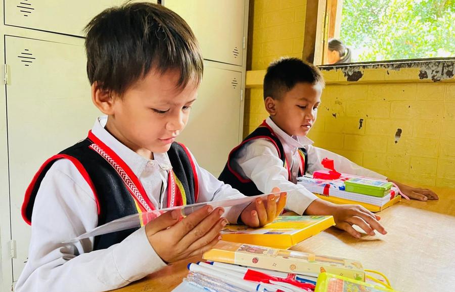 Học sinh điểm trường Răng Chuỗi, Trường Phổ thông Dân tộc bán trú Tiểu học Chu Văn An (Trà Tập, Đà Nẵng) nhận phần thưởng trong lễ tổng kết năm học 2024 - 2025. Ảnh: NTCC