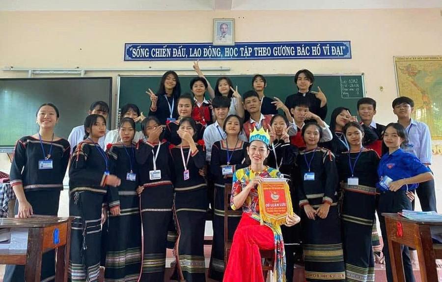 Cô Trà Hương cùng học trò của mình.