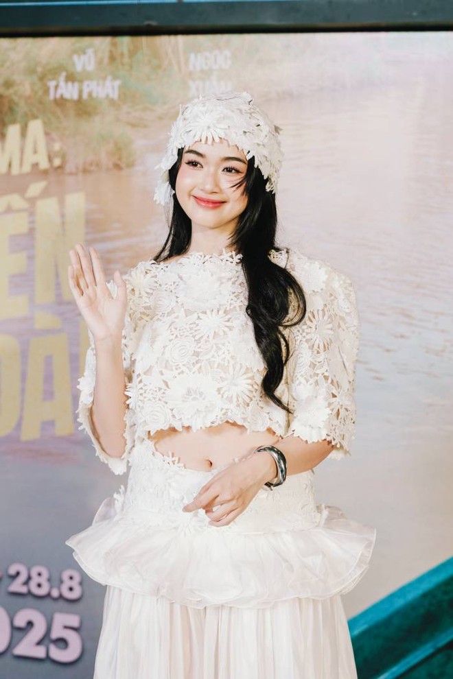 "Nàng thơ" mới của điện ảnh Việt - Ngọc Xuân khá vất vả dù chỉ đóng vai xác chết trong phim "Nàng thơ" mới của điện ảnh Việt - Ngọc Xuân khá vất vả dù chỉ đóng vai xác chết trong phim