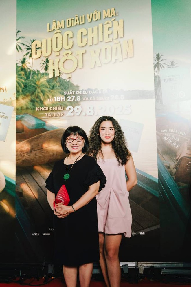 Ca sĩ Cẩm Vân trẻ trung bên con gái - ca sĩ CeCe Trương Ca sĩ Cẩm Vân trẻ trung bên con gái - ca sĩ CeCe Trương