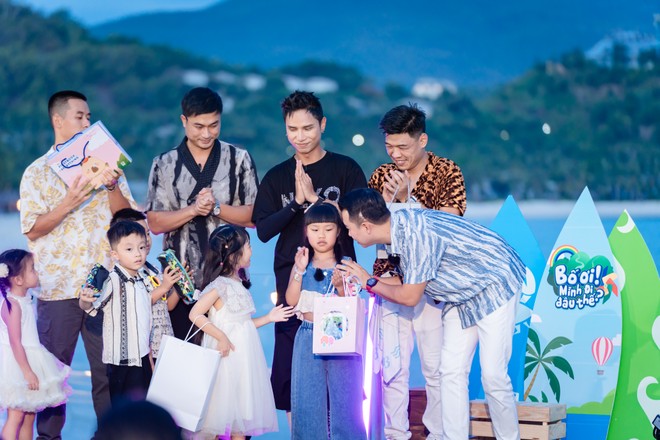 Các bố con xúc động nói lời chia tay nhau