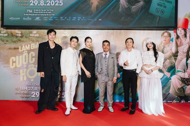 Đạo diễn Trung Lùn và dàn diễn viên chính của "Làm giàu với ma: Cuộc chiến hột xoàn" Đạo diễn Trung Lùn và dàn diễn viên chính của "Làm giàu với ma: Cuộc chiến hột xoàn"