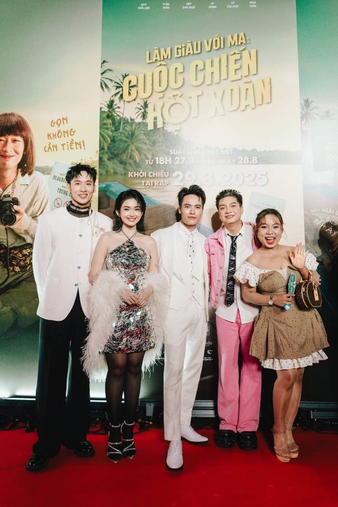 Tuấn Trần, Võ Tấn Phát bên những khách mời của buổi công chiếu Tuấn Trần, Võ Tấn Phát bên những khách mời của buổi công chiếu