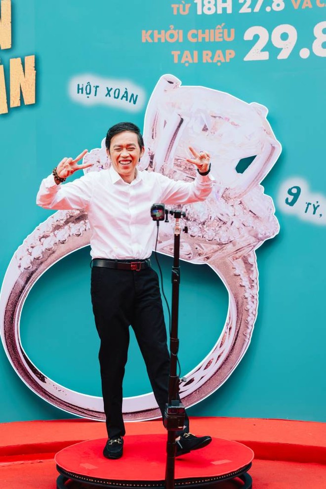 NSUT Hoài Linh tạo dáng nhí nhảnh tại sự kiện NSUT Hoài Linh tạo dáng nhí nhảnh tại sự kiện