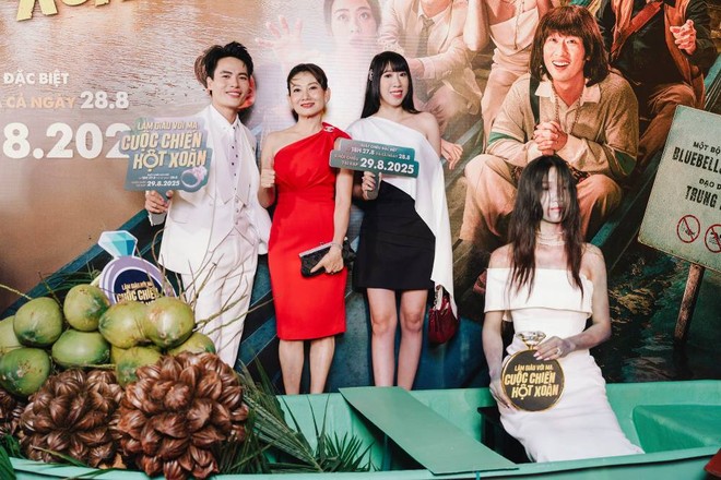 NSND Mỹ Uyên đến chúc mừng đoàn phim NSND Mỹ Uyên đến chúc mừng đoàn phim