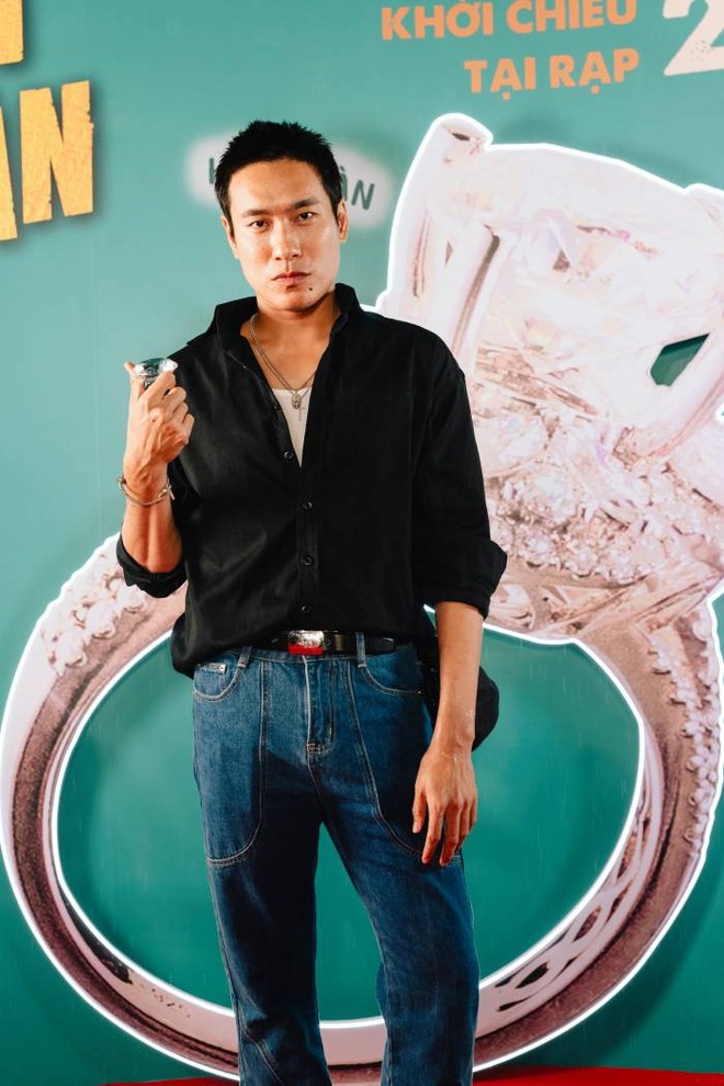 Diễn viên Kiều Minh Tuấn tạo dáng cùng "nhẫn hột xoàn 9 tỉ" của đoàn phim Diễn viên Kiều Minh Tuấn tạo dáng cùng "nhẫn hột xoàn 9 tỉ" của đoàn phim