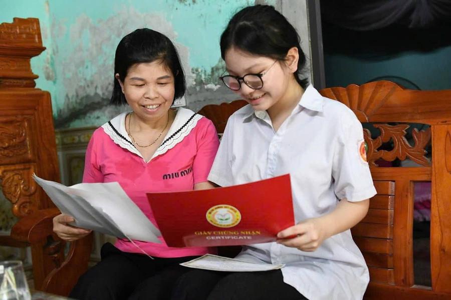 Nguyễn Thị Thảo Vân luôn nỗ lực trong học tập dù hoàn cảnh khó khăn.
