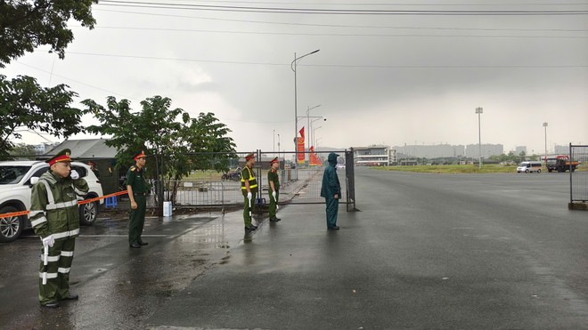 CBCS Công an phường Từ Liêm cùng các đơn vị nghiệp vụ đội mưa bảo vệ an ninh khu vực Trường đua F1