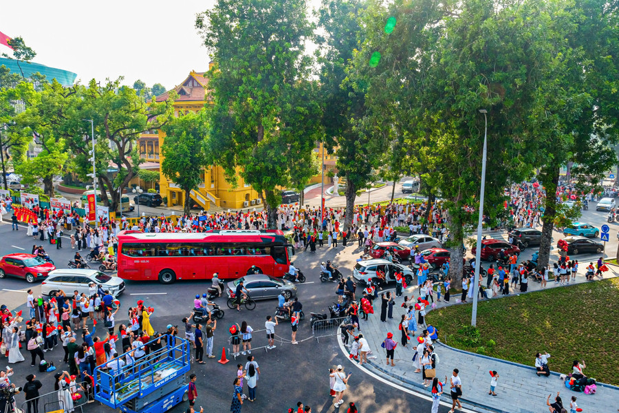 Đông đảo người dân, du khách về Hà Nội dịp lễ Quốc khánh 2/9. Ảnh: Báo QĐND ha-noi-siet-chat-an-ninh-bao-ve-nguoi-dan-truoc-chieu-tro-truc-loi.jpg