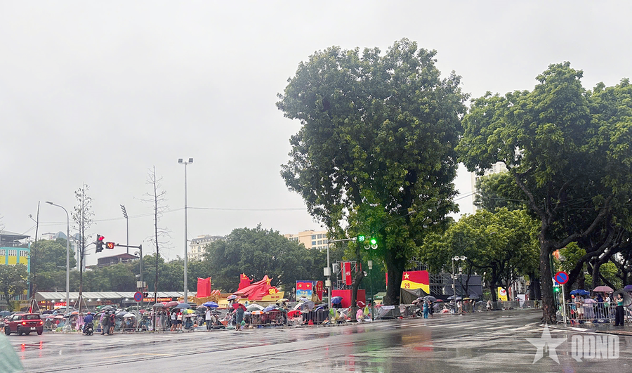 Đông đảo người dân tập trung ở khu vực gần Quảng trường Ba Đình từ sáng sớm 27/8. Ảnh: Báo QĐND