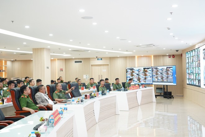 Trung tướng Nguyễn Thanh Tùng, Giám đốc CATP cho biết CATP đã huy động hơn 10.000 cán bộ, chiến sĩ làm nhiệm vụ tại các tuyến, chốt bảo vệ trọng điểm; hơn 5.000 đồng chí tham gia bảo đảm an ninh trật tự ở cơ sở Trung tướng Nguyễn Thanh Tùng, Giám đốc CATP cho biết CATP đã huy động hơn 10.000 cán bộ, chiến sĩ làm nhiệm vụ tại các tuyến, chốt bảo vệ trọng điểm; hơn 5.000 đồng chí tham gia bảo đảm an ninh trật tự ở cơ sở