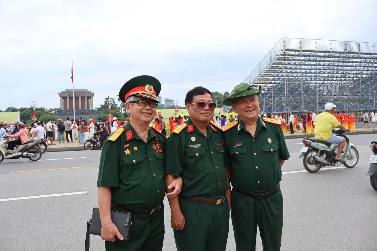 Cựu chiến binh Nguyễn Sinh Tuấn (ngoài cùng bên trái), cựu chiến binh Nguyễn Đức Nghinh (ở giữa), cựu chiến binh Nguyễn Văn Thanh (ngoài cùng bên phải) chụp ảnh lưu niệm tại Quảng trưởng Ba Đình trước dịp 2/9. Ảnh: Thanh Hà