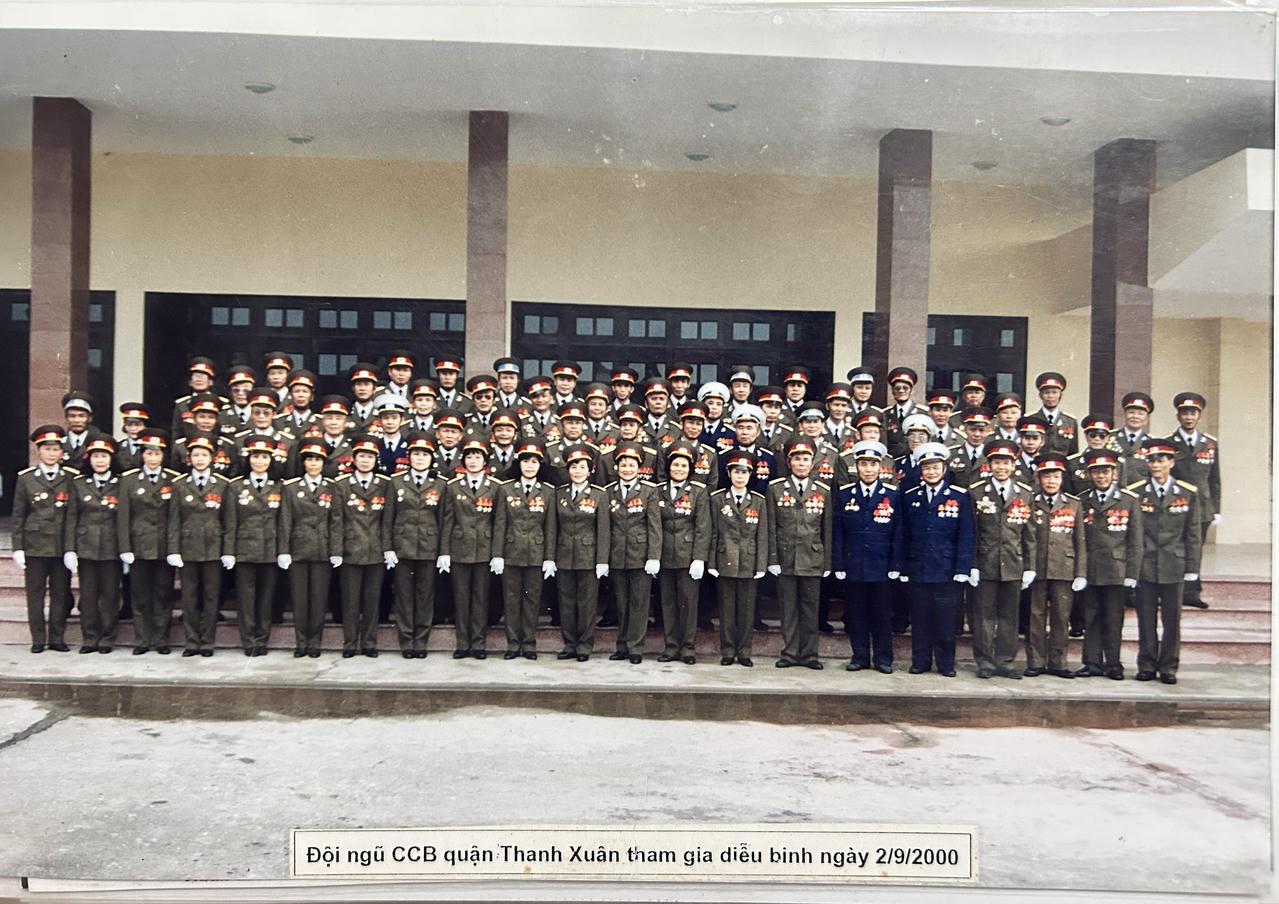 Ông Duật chụp ảnh cùng đội ngũ Cựu chiến binh quận Thanh Xuân tham gia diễu hành năm 2000. Ảnh: Nhân vật cung cấp