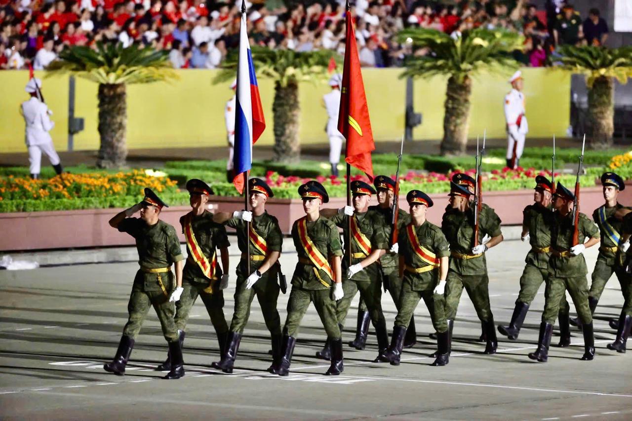 Khối quân đội Nga sải bước trên Quảng trường Ba Đình lịch sử. (Ảnh: Mỵ Châu).