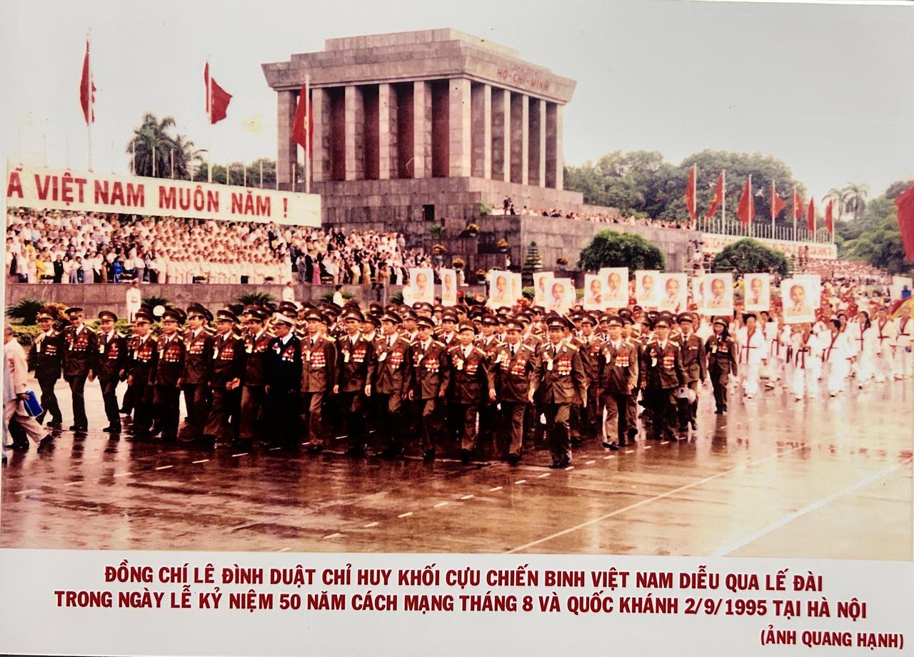 Ông Lê Đình Duật chỉ huy Khối Cựu chiến binh Việt Nam trong buổi Lễ kỷ niệm 50 năm Cách mạng Tháng Tám và Quốc khánh 2/9/1995. Ảnh: Nhân vật cung cấp