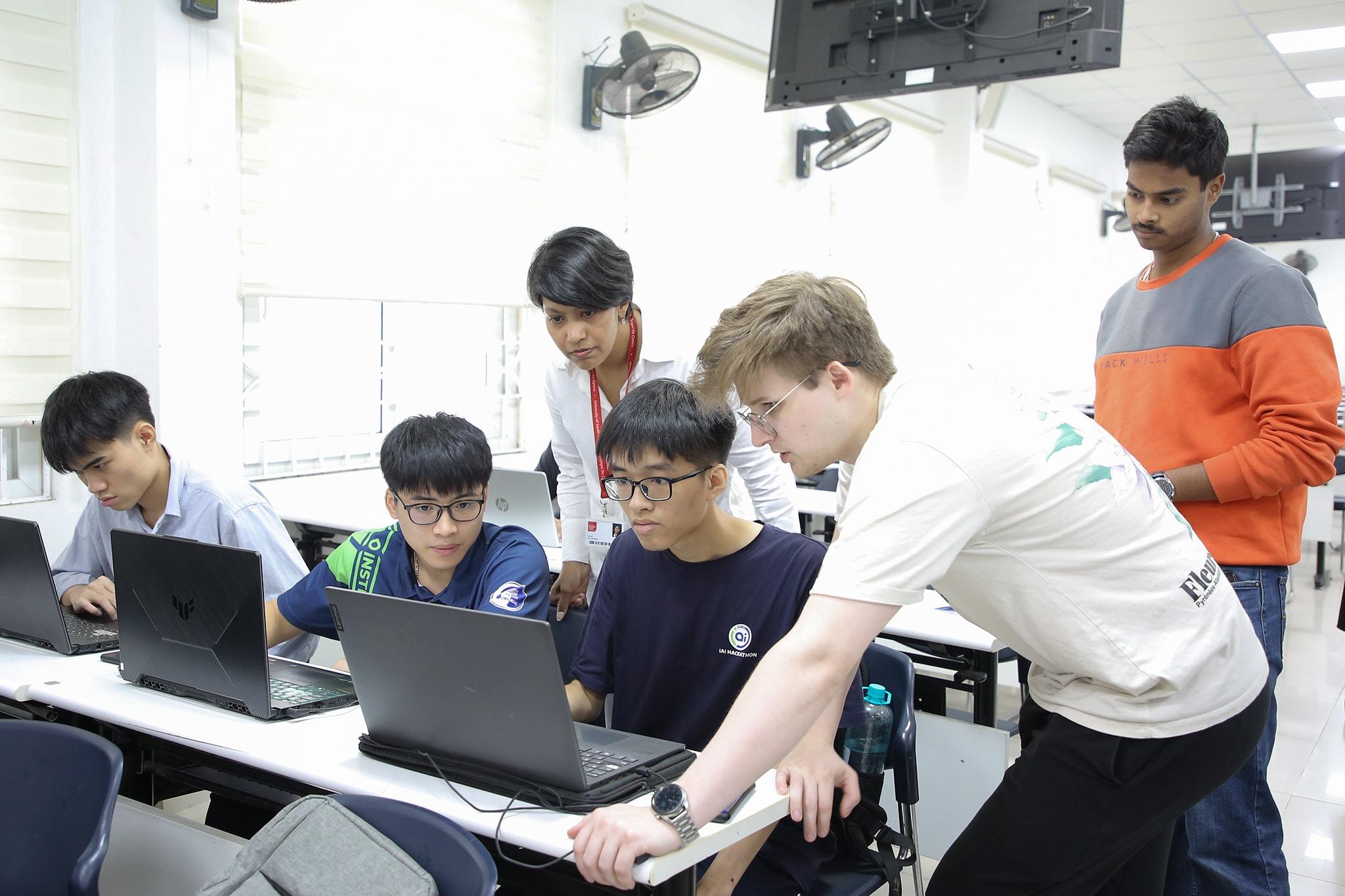 Sinh viên từ Đại học South Wales, Vương quốc Anh trao đổi kiến thức về Khoa học máy tính và Trí tuệ nhân tạo tại Trường Đại học Công nghệ.