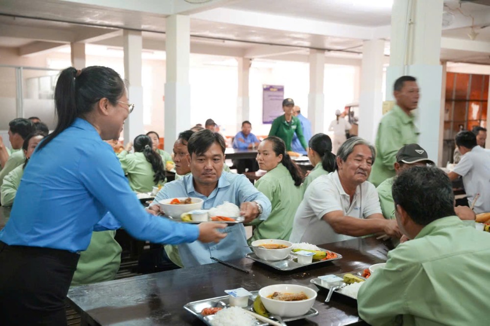 Đoàn viên, người lao động dùng Bữa cơm Công đoàn ấm áp. Ảnh: Ngọc Sơn