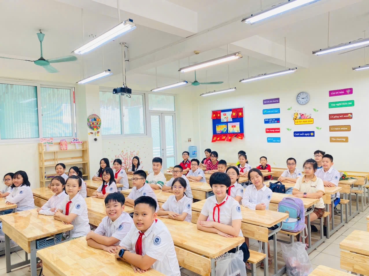 Học sinh hào hứng tham gia cuộc thi tìm hiểu lịch sử.