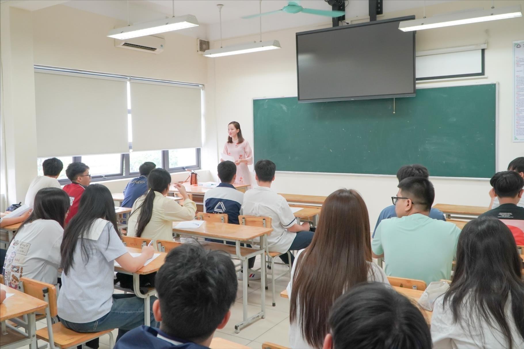 Cô Bình cho rằng, để truyền tải những nội dung có phần trừu tượng như: bộ máy nhà nước, quyền lập pháp, hành pháp, tư pháp… một cách hấp dẫn, đòi hỏi thầy cô phải là người có hiểu biết thực tiễn sâu sắc.