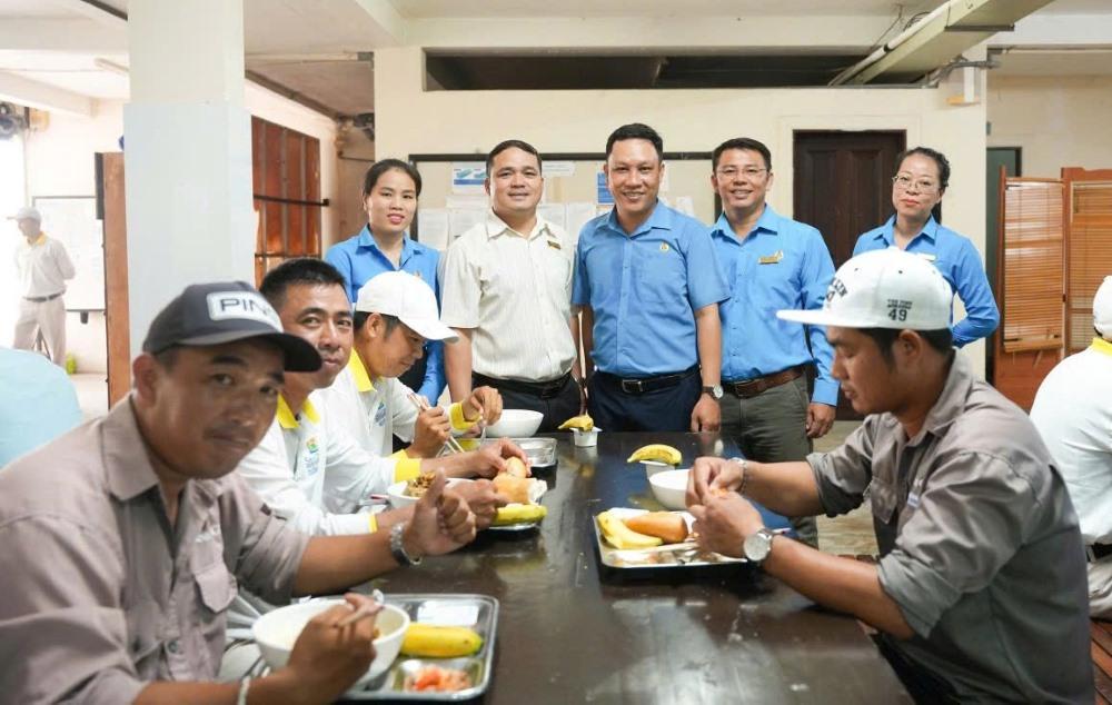 Chủ tịch Công đoàn phường, Ban chấp hành Công đoàn cơ sở thăm hỏi, động viên người lao động tại Bữa cơm Công đoàn. Ảnh: Ngọc Sơn