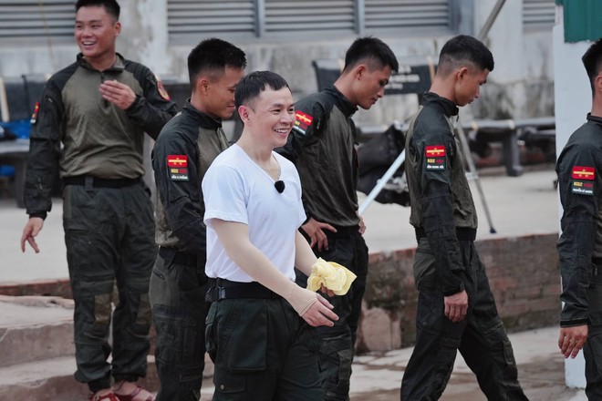 Binz lần đầu xuất hiện và luyện tập cùng đồng đội