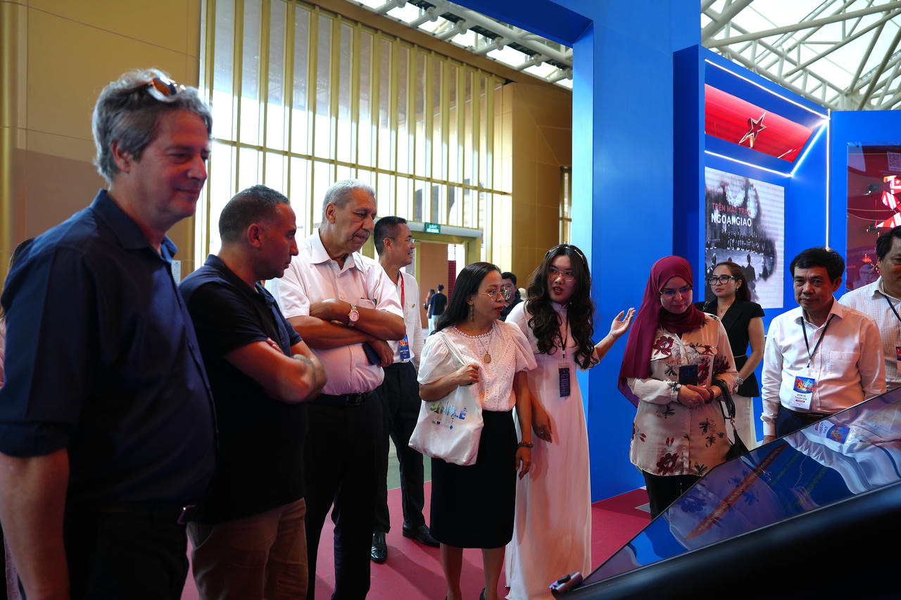 Đoàn đã tới tham quan không gian trưng bày của Bộ Tư pháp có chủ đề 80 năm - Vững bước dưới ánh sáng pháp quyền.