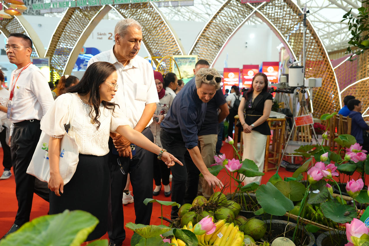 Dịp này, Đoàn cũng đã tới thăm không gian trưng bày của Bộ Nông nghiệp và Môi trường,
