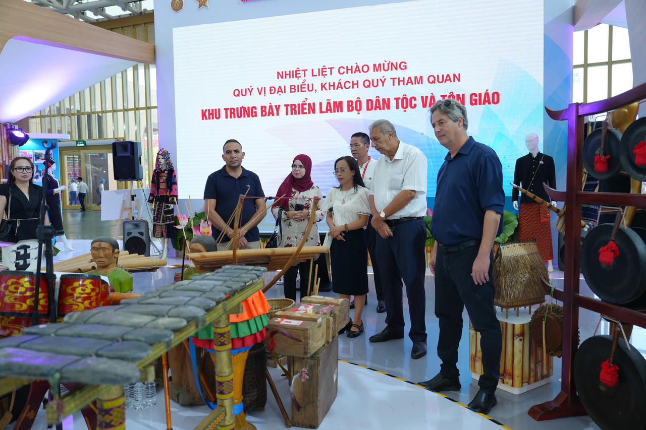 Thăm không gian trưng bày của Bộ Dân tộc và Tôn giáo,