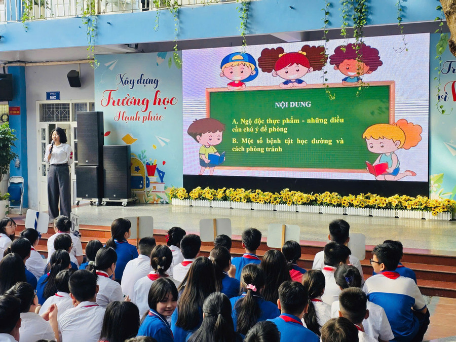 Học sinh lắng nghe chủ đề bảo vệ sức khỏe học đường.