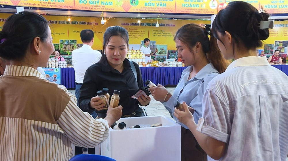 Phiên chợ hàng Việt về Đặc khu Lý Sơn - ảnh 4