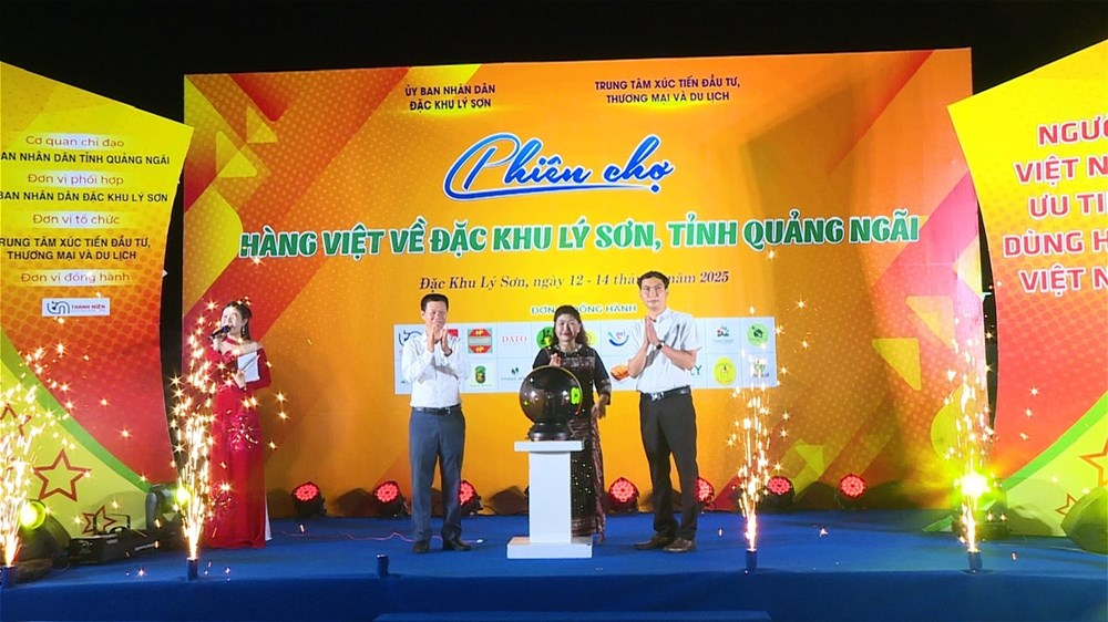 Phiên chợ hàng Việt về Đặc khu Lý Sơn - ảnh 1