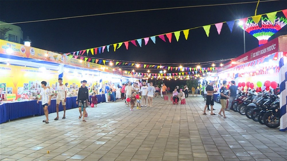 Phiên chợ hàng Việt về Đặc khu Lý Sơn - ảnh 2