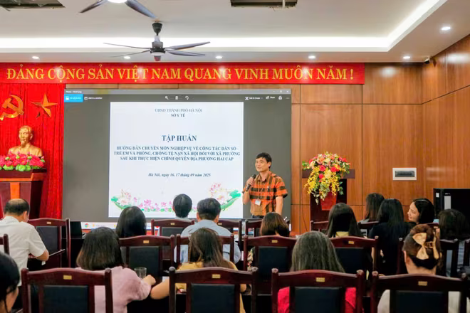 Ông Trần Duy Hưng, Chi cục trưởng Chi cục Dân số, trẻ em và phòng chống tệ nạn xã hội Hà Nội hướng dẫn chuyên môn, nghiệp vụ cho các học viên