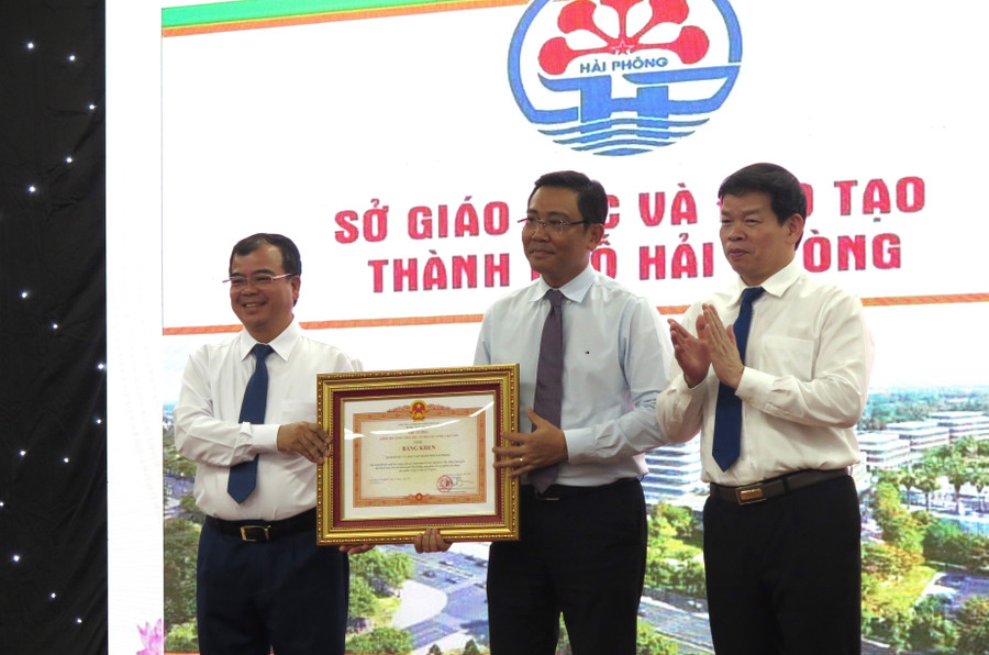 Sở GD&ĐT Hải Phòng nhận Bằng khen của Thủ tướng Chính phủ tặng. gd1.jpg