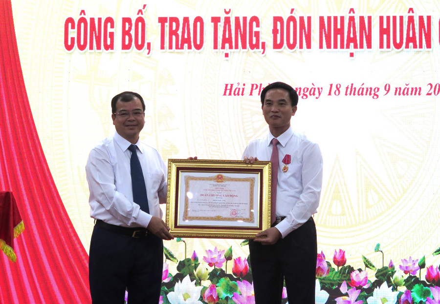 Phó Chủ tịch UBND TP Hải Phòng Nguyễn Minh Hùng trao Huân chương Lao động hạng Ba cho Tiến sĩ, nhà giáo ưu tú Trịnh Ngọc Tùng, Hiệu trưởng Trường THPT Hồng Quang, Nguyên Hiệu trưởng Trường THPT Chuyên Nguyễn Trãi. gd.jpg