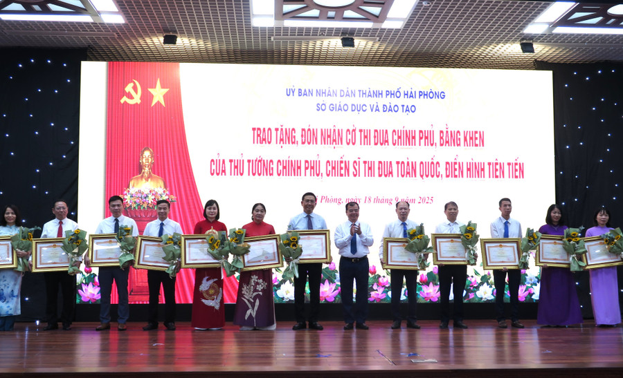 Phó Chủ tịch UBND TP Hải Phòng Nguyễn Minh Hùng trao Bằng khen của Thủ tướng chính phủ cho 16 cá nhân điển hình tiên tiến. gd-2.jpg