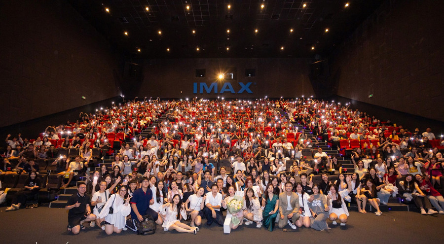 Dàn diễn viên 'Tử chiến trên không' dự cinetour gặp gỡ khán giả. Ảnh: ĐPCC