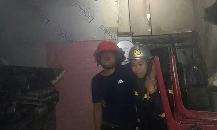 Cảnh sát PCCC và CNCH tiếp cận cứu nạn người bị mắc kẹt trong nhà sập do mưa bão số 10