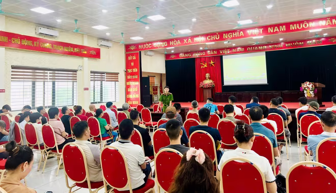 Đại diện Đội Chữa cháy và CNCH khu vực số 31 hướng dẫn các nội dung cơ bản về công tác PCCC và CNCH