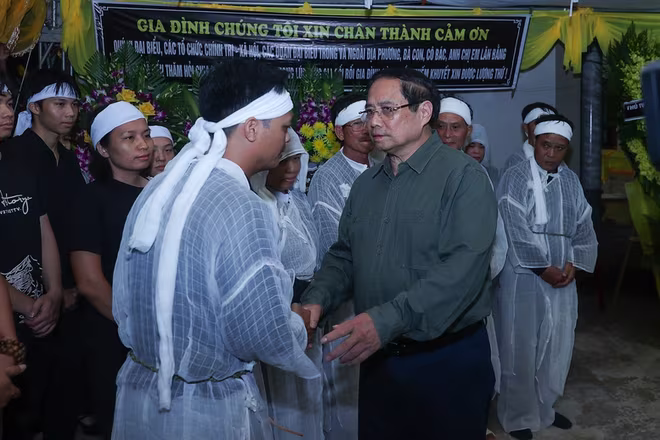 Thủ tướng Phạm Minh Chính thăm hỏi, chia buồn với các gia đình có người bị nạn do thiên tai ở Ninh Bình (Ảnh: VGP)
