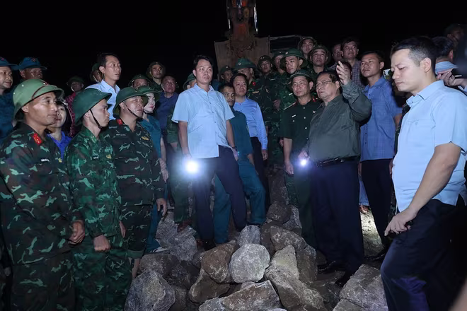 Thủ tướng kiểm tra công tác khắc phục sự cố sạt, sập mái kè đê biển Hải Thịnh 3 (Ảnh: VGP)
