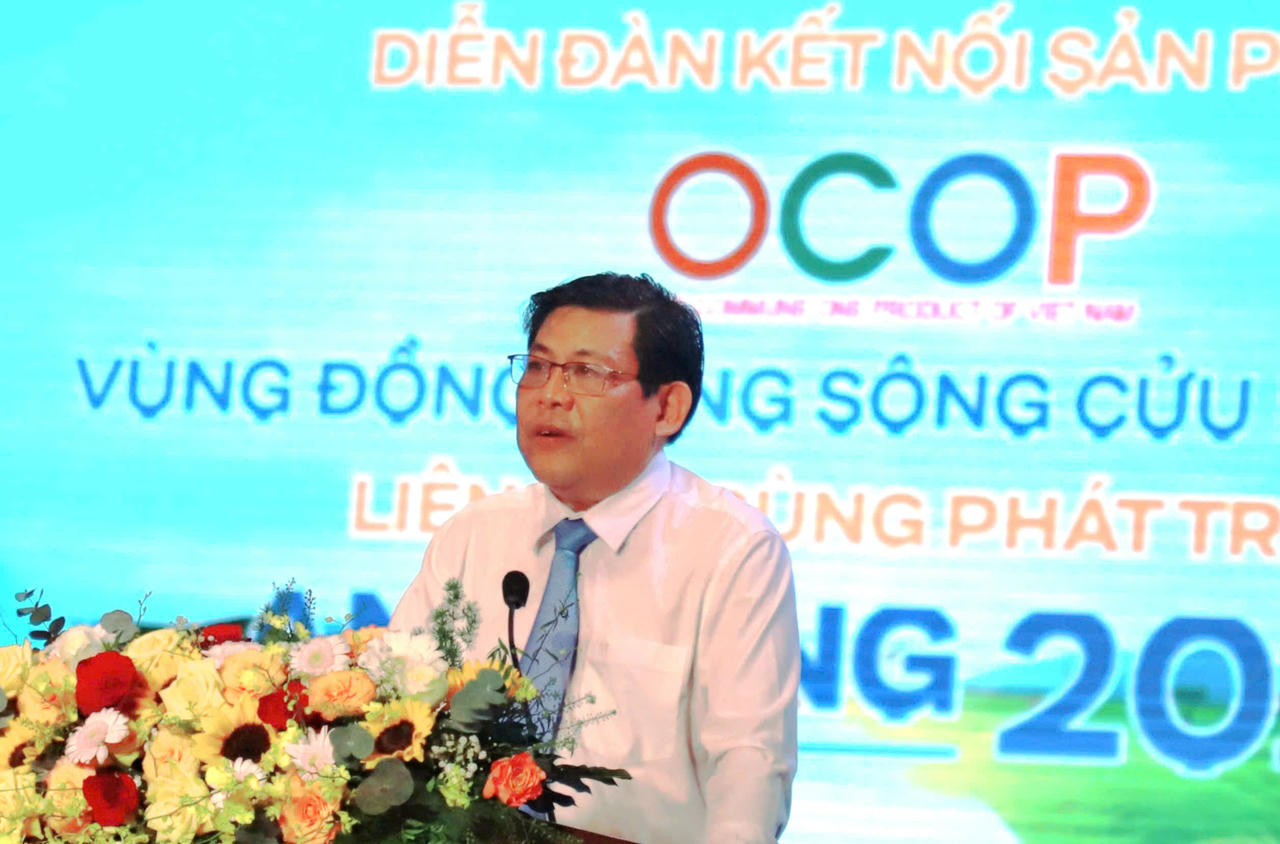 Phó Chủ tịch UBND tỉnh An Giang Ngô Công Thức phát biểu tại Lễ khai mạc. Ảnh: B.T