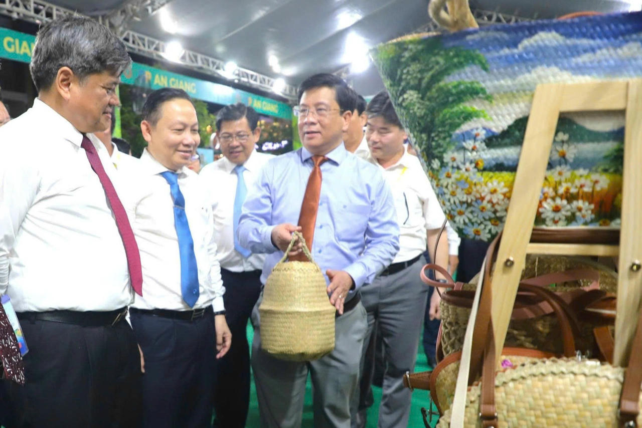 Khai mạc Diễn đàn OCOP vùng ĐBSCL năm 2025: Thúc đẩy liên kết và phát triển bền vững Khai mạc Diễn đàn OCOP vùng ĐBSCL năm 2025: Thúc đẩy liên kết và phát triển bền vững