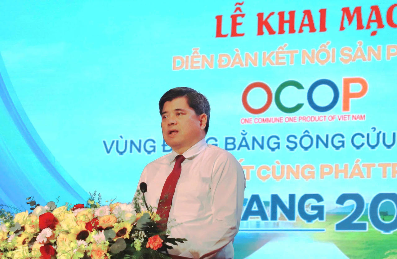 Thứ trưởng Bộ Nông nghiệp và Môi trường Trần Thanh Nam phát biểu tại Lễ khai mạc. Ảnh: B.T